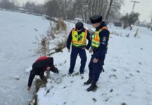 Quadozó fiatalok alatt szakadt be a tó jege, tilos a tavak, folyók jegére menni