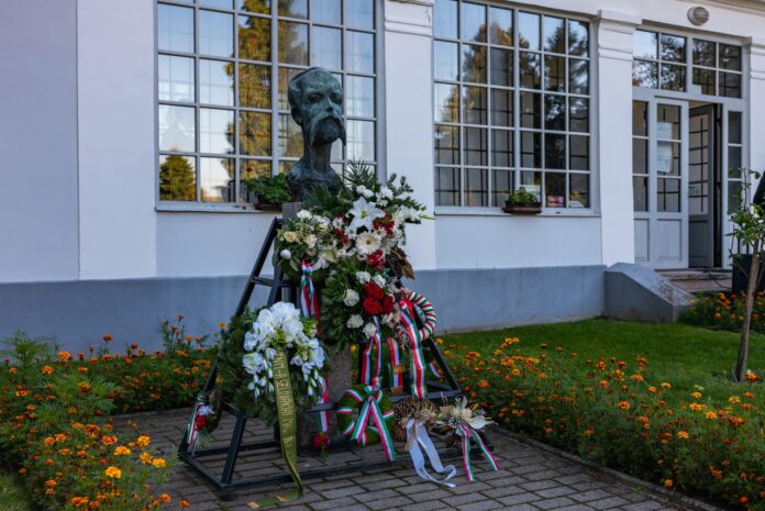 madách szobra