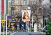 Videóval: sniccerrel vagdosott le plakátokat, majd megütötte az őt filmező férfit.