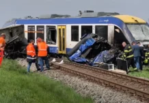 Kettészakadt a kamion a halálos vonatbalesetben