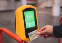 Több fővárosi buszjáraton már bankkártyával is lehet fizetni a vonaljegyért