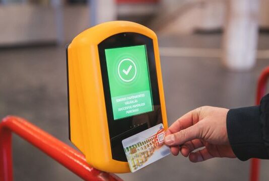 Több fővárosi buszjáraton már bankkártyával is lehet fizetni a vonaljegyért