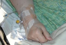 Eltörte az ellenőrnő csuklóját egy férfi utas Szegeden