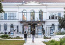Mintegy száz kortárs alkotó mutatja be munkáit a Petőfi Irodalmi Múzeum kertjében