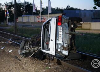 Vonat elé hajtott egy autó Sülysápon, hárman meghaltak