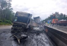 Lángoló kamion az M3-ason: teljes útzár és kilométeres torlódás Gödöllőnél. Videóval
