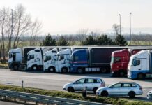Hőségriasztás miatt enyhítette a hétvégi kamionstopot a minisztérium