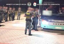 Lőfegyvereket találtak egy koszovói turistabuszban az M5-ös autópályán