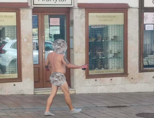Döbbent jelenetek Pécs belvárosában: meztelen férfi kiabált segítségért, rendőrök és mentők rohantak a helyszínre