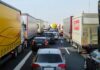 Mindkét oldalon 3 km-es a torlódás az M1-esen