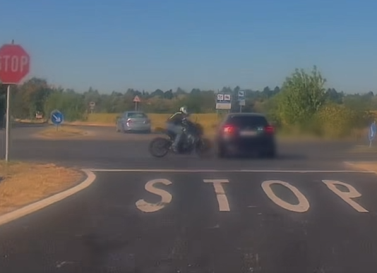 Motoros repült át egy személyautó felett Veszprém megyében – VIDEÓ