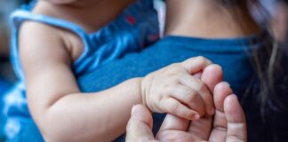 Egyre kevesebben fogadhatnak örökbe: hat év alatt több mint felére esett vissza az alkalmas jelentkezők száma
