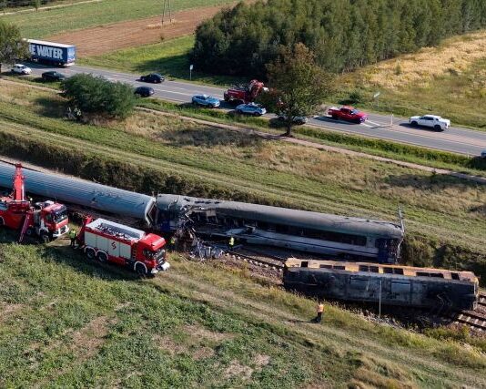 Halálos vonatbaleset Lengyelországban: betonkeverővel ütközött egy InterCity